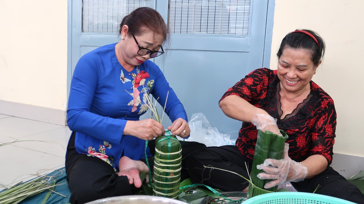 TPHCM: Phụ nữ Hiệp Bình gói bánh chưng, bánh tét gửi đến người khó khăn- Ảnh 3.
