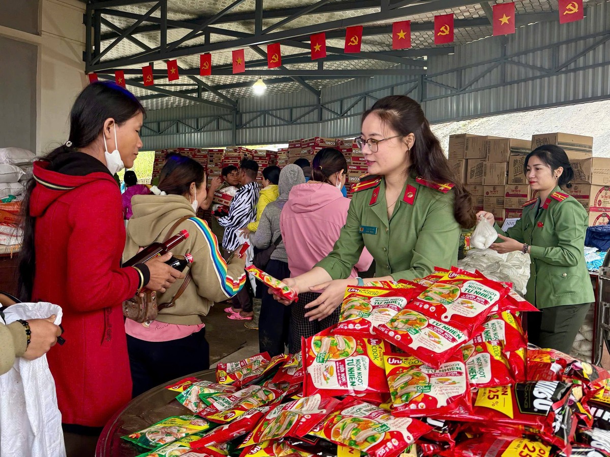 Phụ nữ Công an Đà Nẵng mang Xuân ấm đến người dân vùng cao- Ảnh 2.