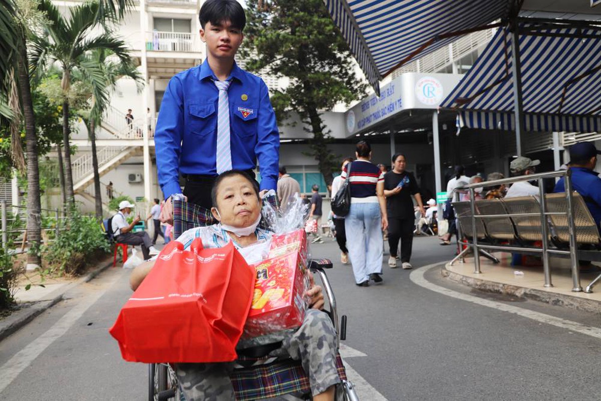 Đường hoa Xuân mang tinh thần sẻ chia tại Bệnh viện Chợ Rẫy- Ảnh 4.