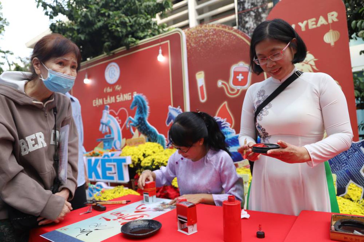 Đường hoa Xuân mang tinh thần sẻ chia tại Bệnh viện Chợ Rẫy- Ảnh 3.