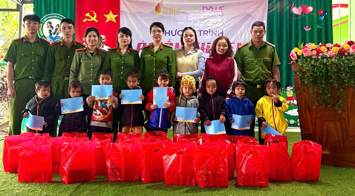 Nhiều phần quà Tết ý nghĩa và học bổng được trao tặng các em nhỏ vùng cao có hoàn cảnh khó khăn