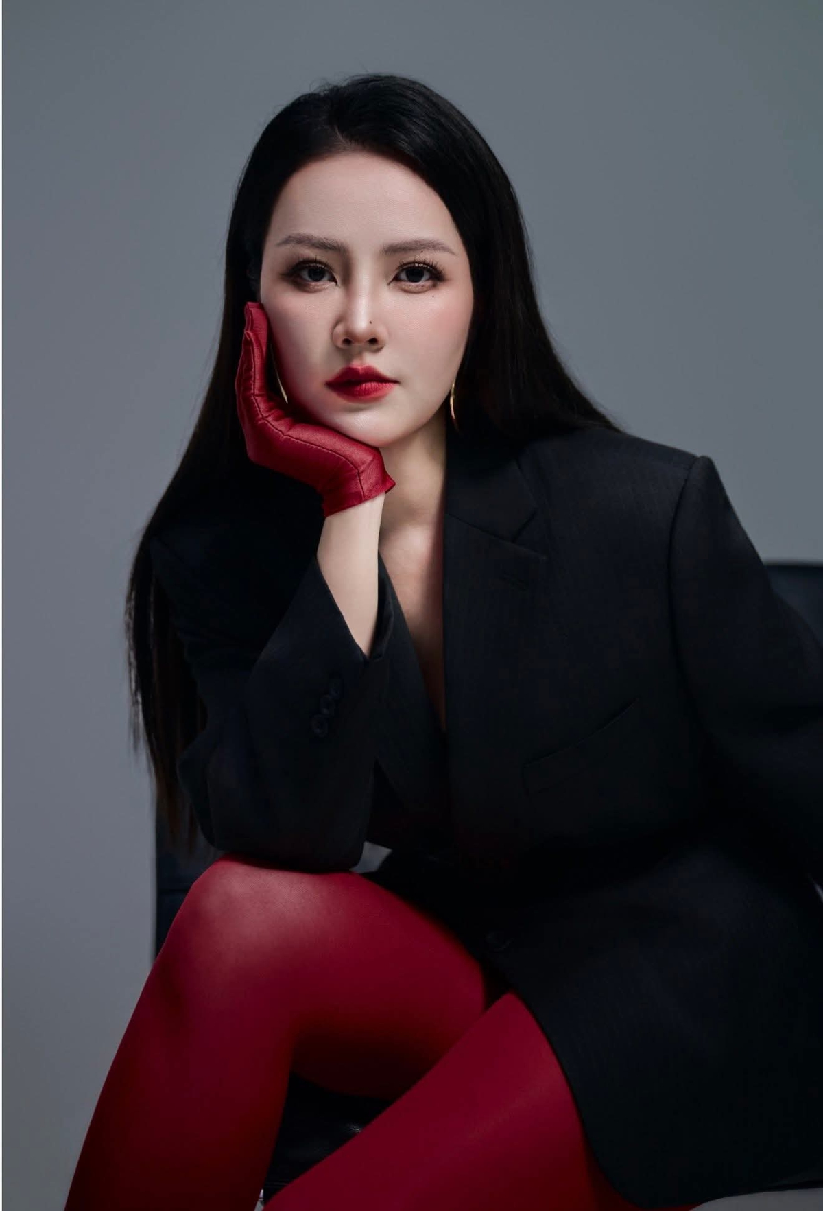 Á hậu Thụy Vân "mượn" áo vest của bố để chụp ảnh Tết- Ảnh 1. Á hậu Thụy Vân "mượn" áo vest của bố để chụp ảnh Tết- Ảnh 1.