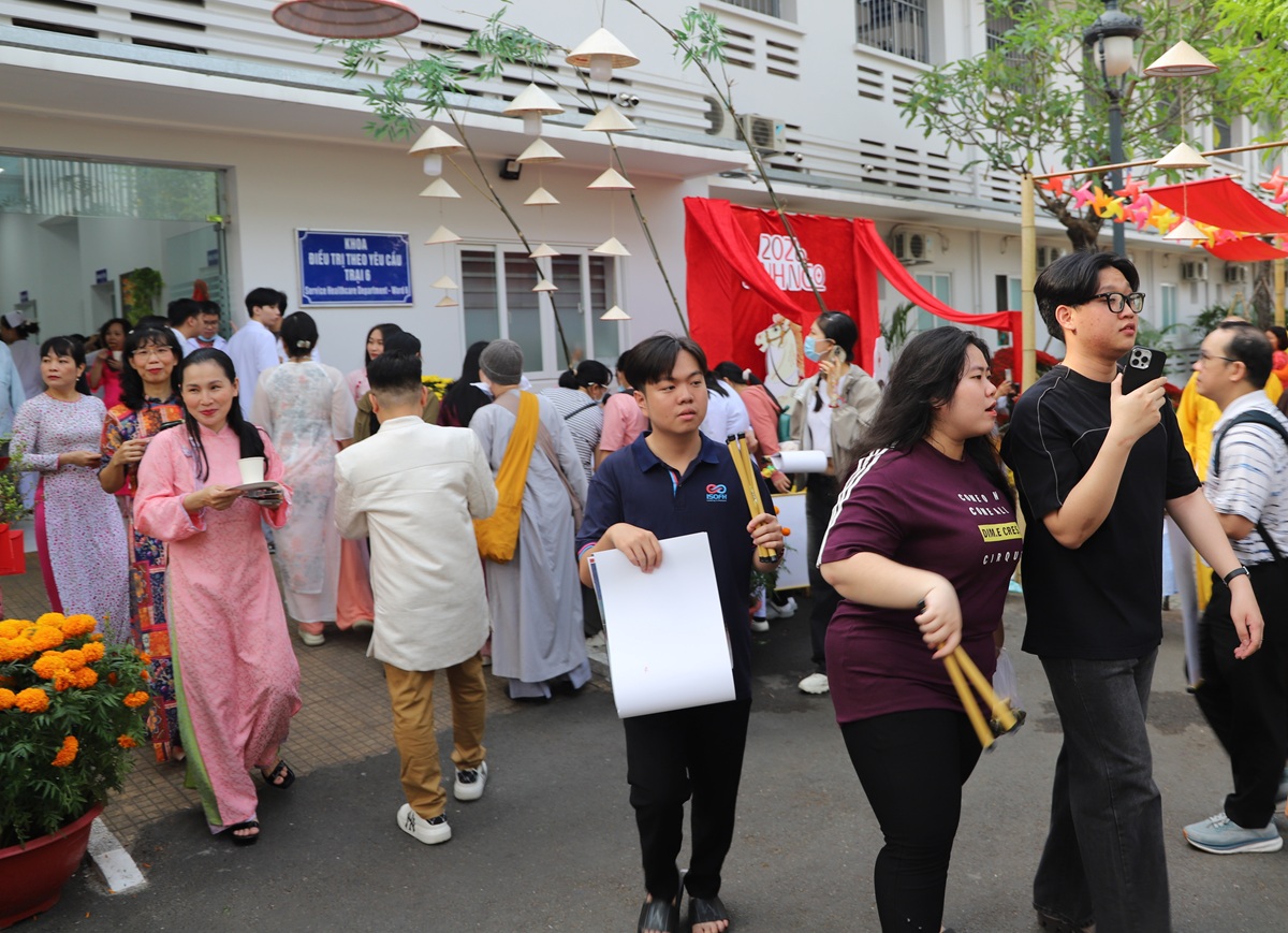 Đường hoa Xuân mang tinh thần sẻ chia tại Bệnh viện Chợ Rẫy- Ảnh 2.