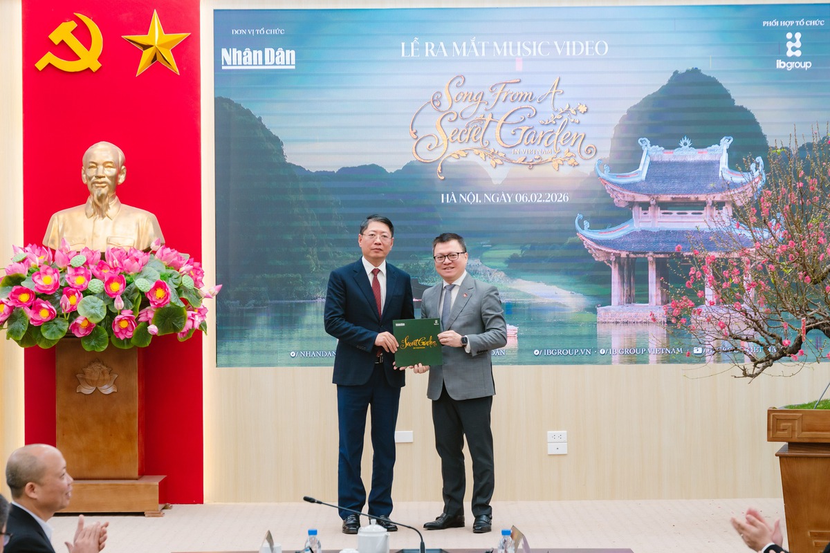Tổng Biên tập Báo Nhân Dân Lê Quốc Minh đã trao tặng MV “Song From A Secret Garden–Secret Garden in Vietnam” cho Phó Chủ tịch thường trực UBND tỉnh Ninh Bình Trần Song Tùng