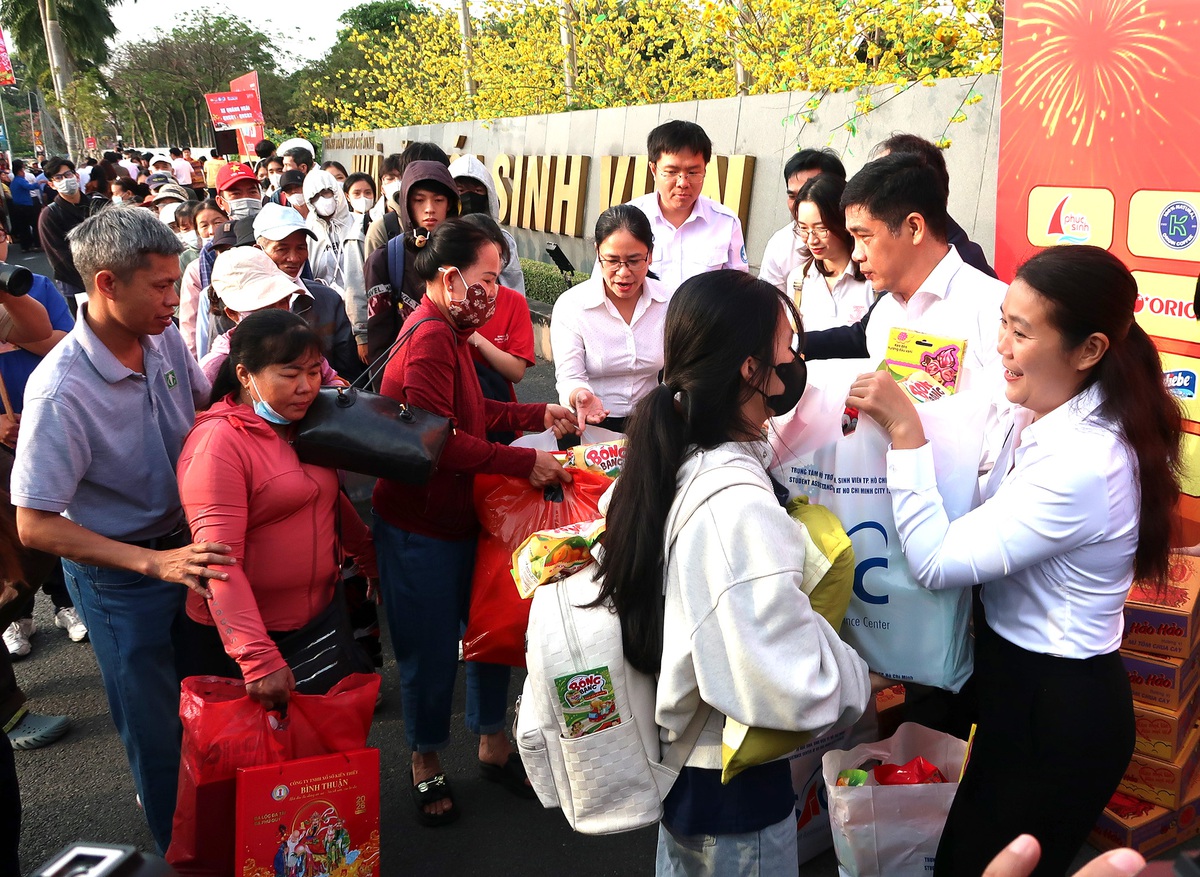 Những "chuyến xe mùa xuân" chở 2.000 sinh viên, người lao động về quê đón Tết- Ảnh 3.