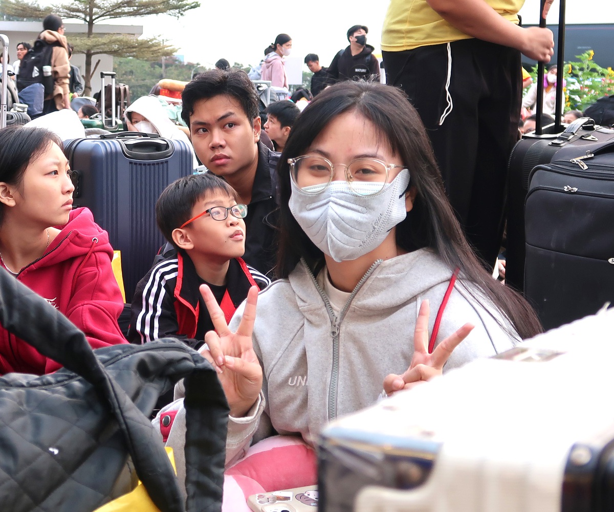 Những "chuyến xe mùa xuân" chở 2.000 sinh viên, người lao động về quê đón Tết- Ảnh 4.