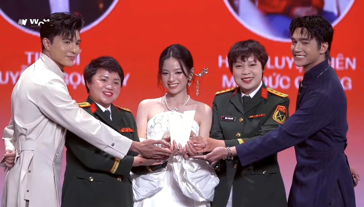 Ê kíp phim Mưa đỏ nâng cúp giải thưởng Đại sứ truyền cảm hứng