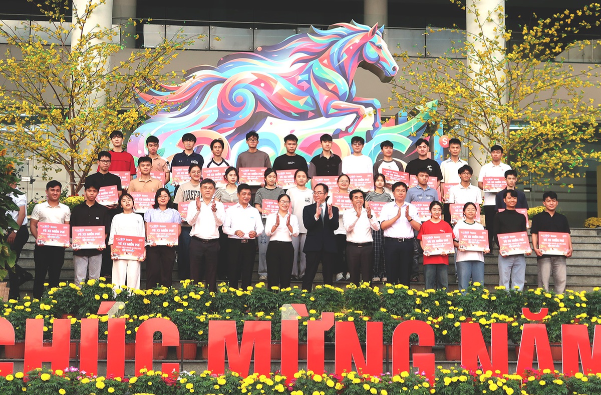 Những "chuyến xe mùa xuân" chở 2.000 sinh viên, người lao động về quê đón Tết- Ảnh 1.