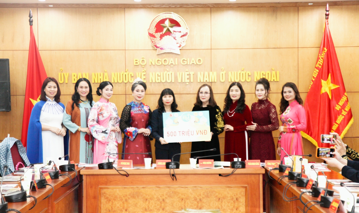 Trao tặng 500 triệu đồng cho các hoạt động nhân ái thông qua Ủy ban Nhà nước về người Việt Nam ở nước ngoài Trao tặng 500 triệu đồng cho các hoạt động nhân ái thông qua Ủy ban Nhà nước về người Việt Nam ở nước ngoài