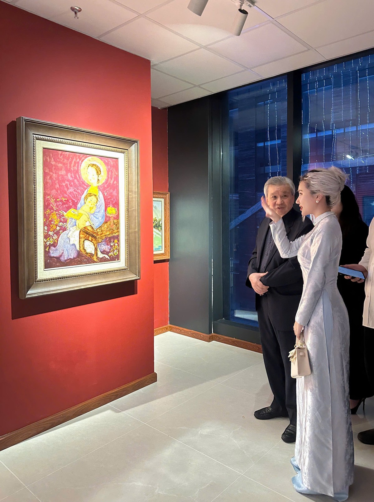 Giá trị không thể thay thế của hội họa trong thời đại “lướt - chạm”- Ảnh 1. Giá trị không thể thay thế của hội họa trong thời đại “lướt - chạm”- Ảnh 1.