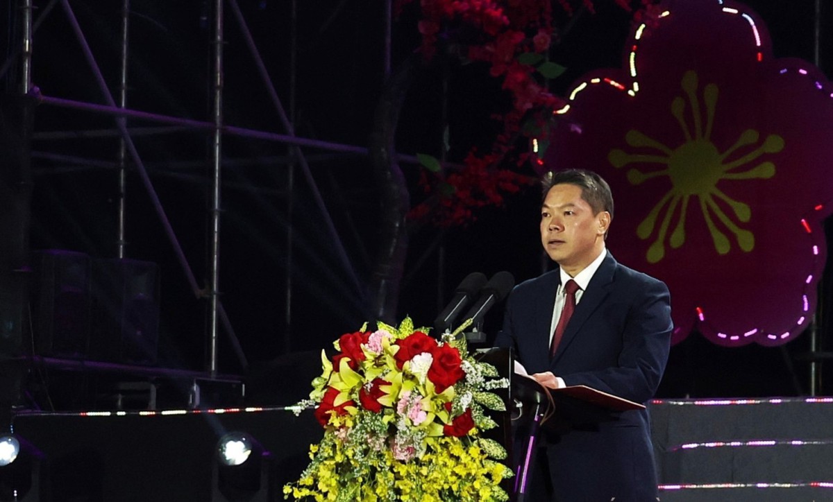 Bầu trời xứ Lạng rực sáng trong đêm Khai mạc Lễ hội Hoa đào- Ảnh 1.