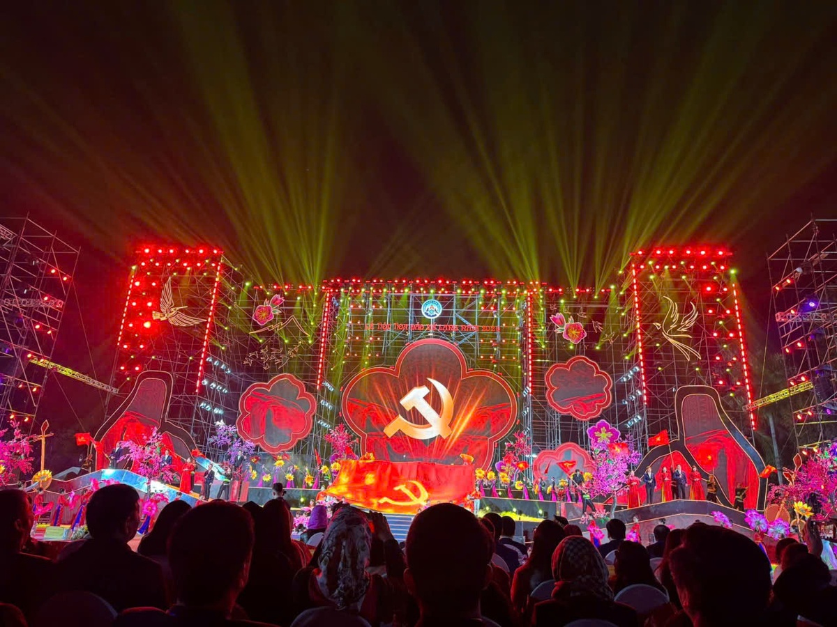 Bầu trời xứ Lạng rực sáng trong đêm Khai mạc Lễ hội Hoa đào- Ảnh 3.