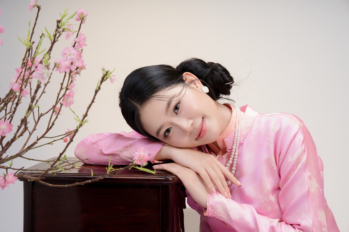 Thạch Thảo chia sẻ  sau khi "ăn Tết: cùng gia đình ở quê đến hết mùng Ba thì lên đường du lịch châu Âu để khám phá mùa tuyết rơi, tái tạo năng lượng cho một năm học tập và làm việc tiếp theo