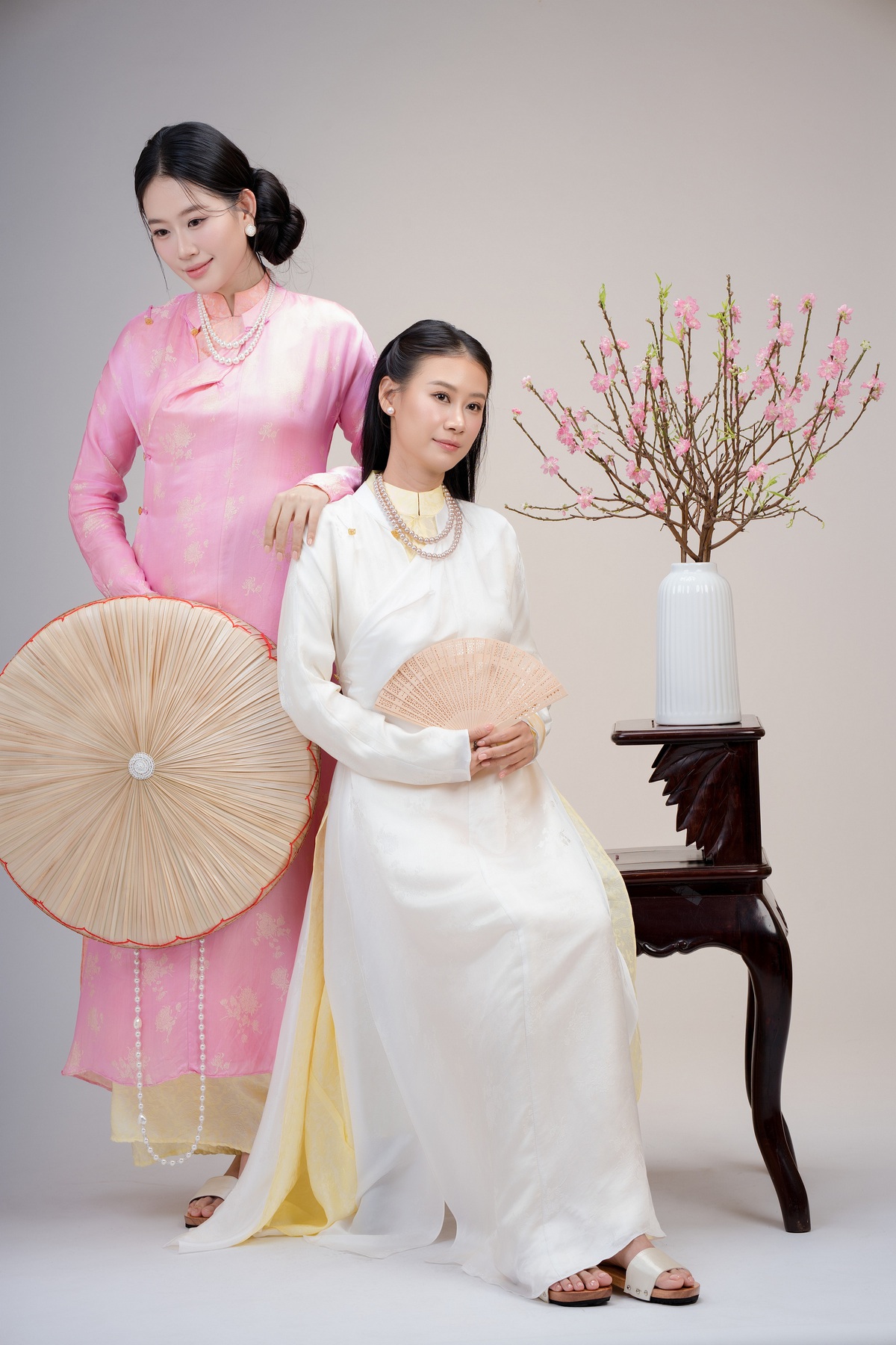 Đây là bộ ảnh hiếm hoi Thạch Thảo chụp cùng chị gái Trang Đài, dù với Thảo, chị là chỗ nương tựa đầy thương yêu nhất