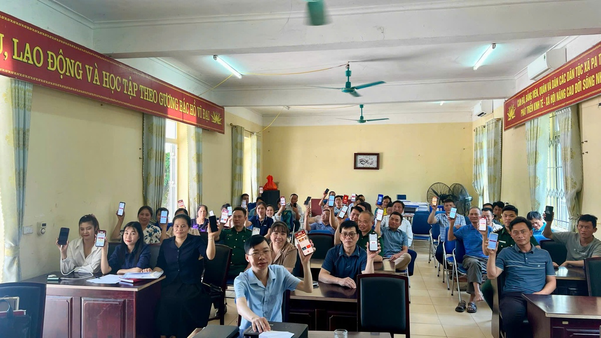 Người dân được cán bộ, chiến sĩ Đồn Biên phòng Pa Tần hướng dẫn sử dụng các ứng dụng công nghệ phục vụ cuộc sống. Ảnh: Vũ Hậu