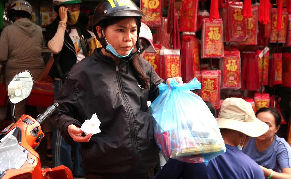 "Chợ vàng mã" TPHCM rộn ràng ngày tiễn Ông Công, Ông Táo về trời- Ảnh 2.