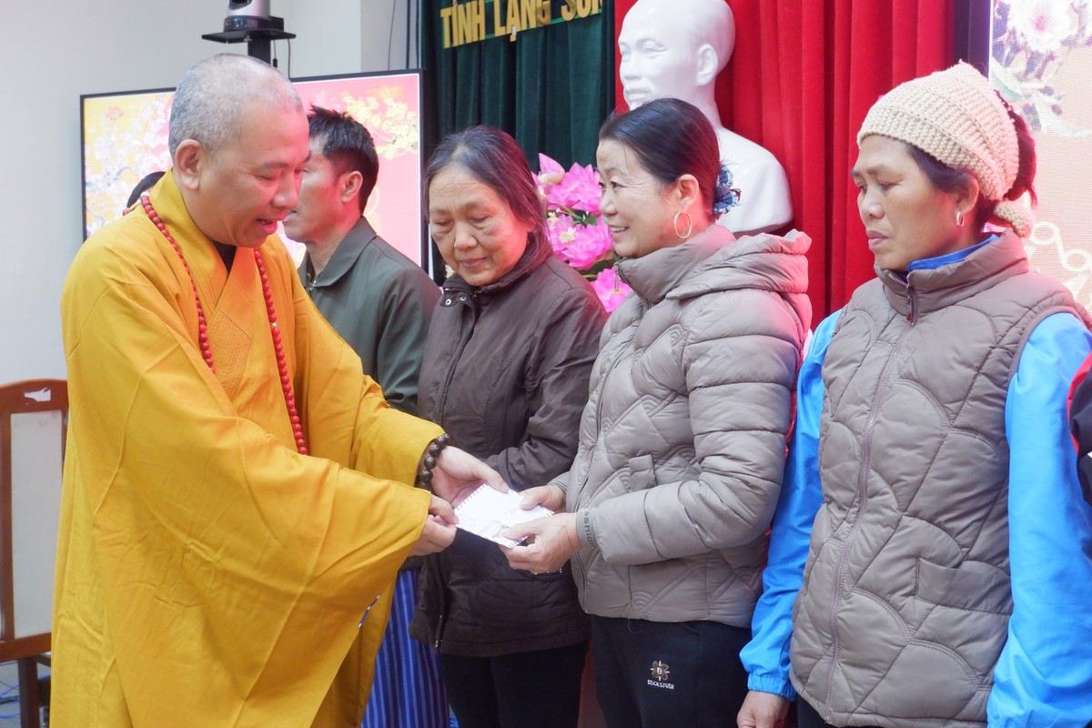 Tết ấm áp, sẻ chia với công nhân, người lao động, bệnh nhân khó khăn Lạng Sơn- Ảnh 4.