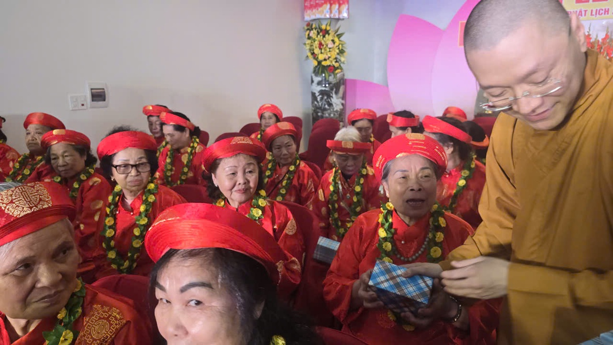 Tổ chức Đại lễ chúc thọ cho 359 người cao tuổi tại chùa Thành- Ảnh 7.