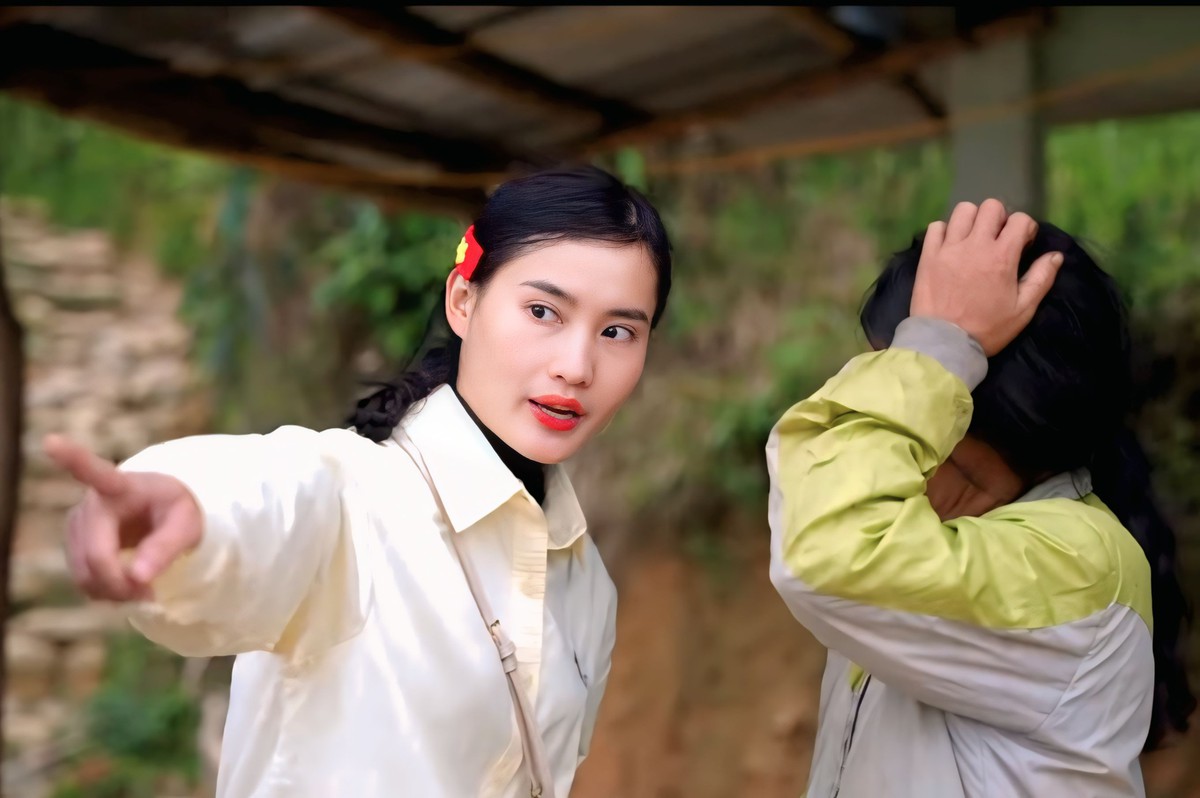 Những cô giáo vùng cao “gõ cửa từng nhà” tuyên truyền bầu cử- Ảnh 2.