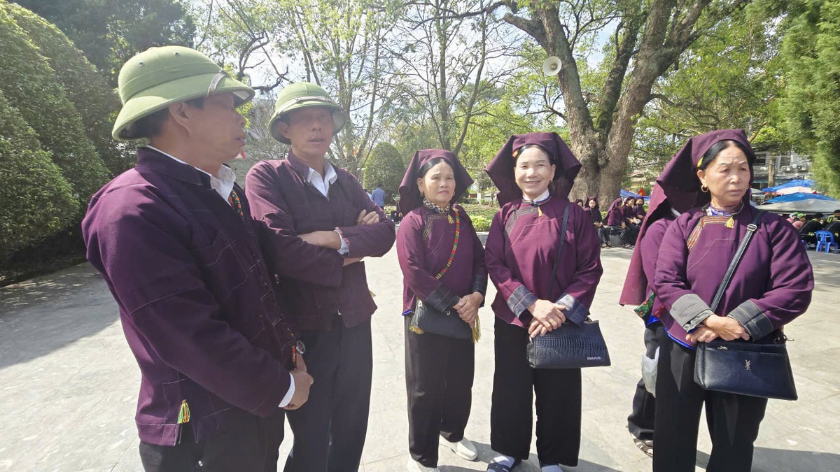 Hàng nghìn người mặc đồ thổ cẩm xuống phố hát tìm bạn tâm tình- Ảnh 1.