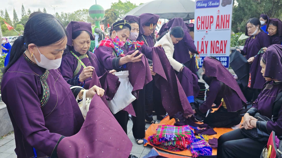 Hàng nghìn người mặc đồ thổ cẩm xuống phố hát tìm bạn tâm tình- Ảnh 7.