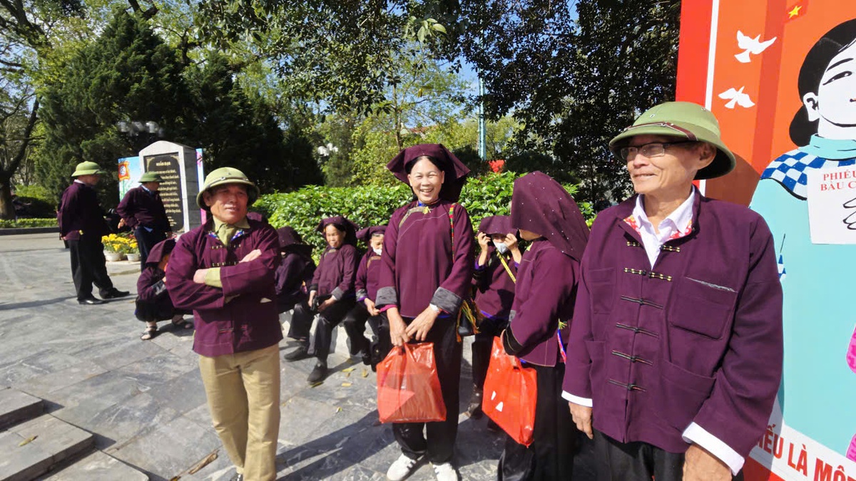 Hàng nghìn người mặc đồ thổ cẩm xuống phố hát tìm bạn tâm tình- Ảnh 2.