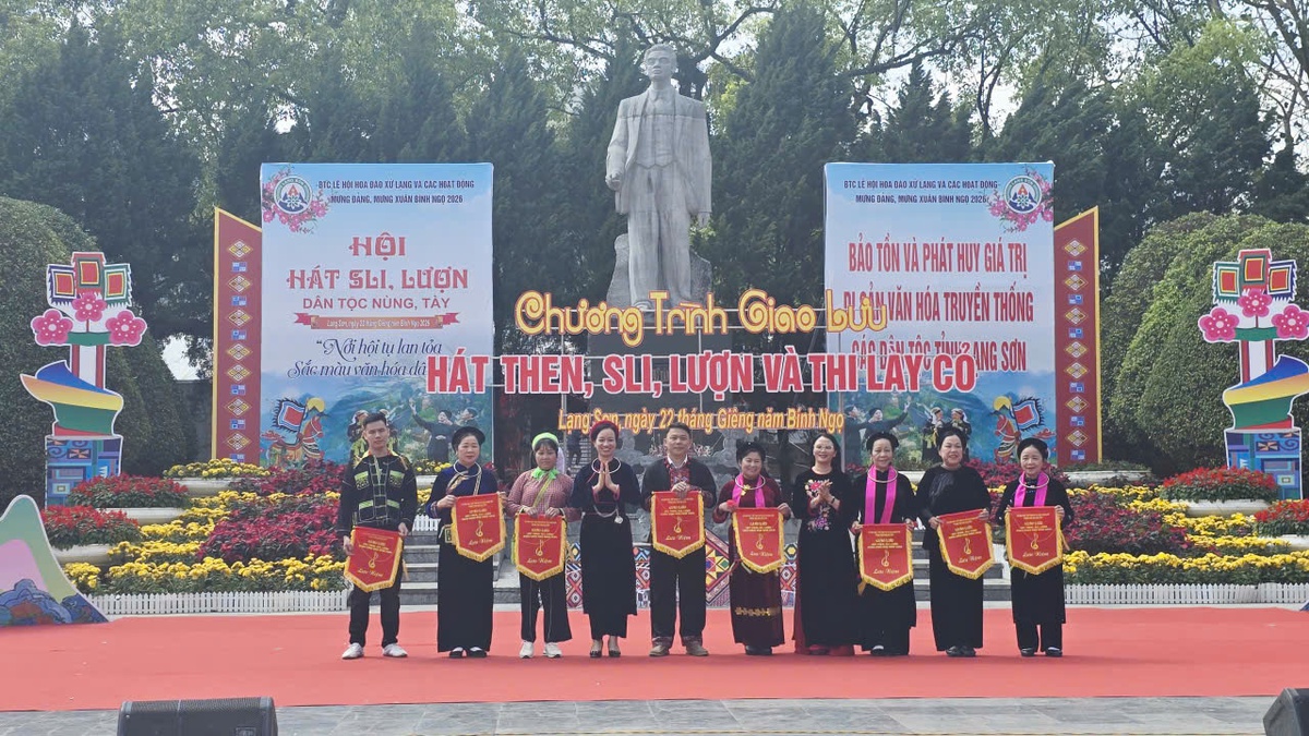 Hàng nghìn người mặc đồ thổ cẩm xuống phố hát tìm bạn tâm tình- Ảnh 5.