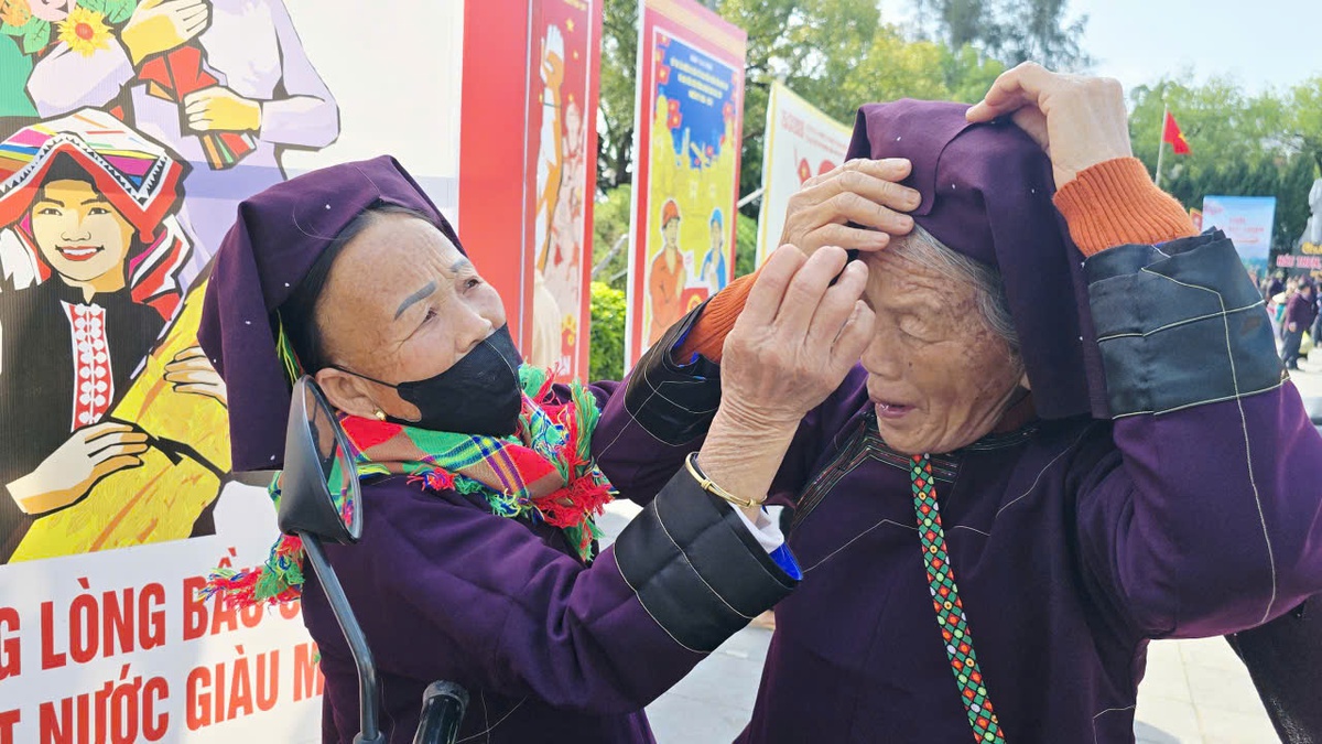 Hàng nghìn người mặc đồ thổ cẩm xuống phố hát tìm bạn tâm tình- Ảnh 4.