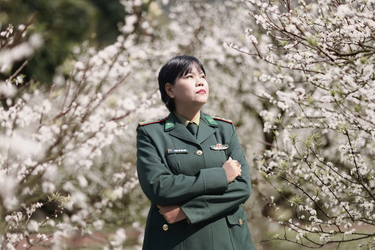 Thượng tá Biên phòng nhận giải thưởng Nhà văn nữ ấn tượng năm 2025- Ảnh 1.