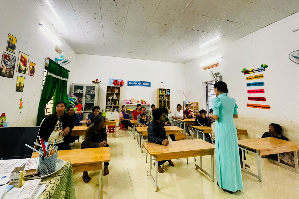 Những cô giáo vùng cao “gõ cửa từng nhà” tuyên truyền bầu cử- Ảnh 1.