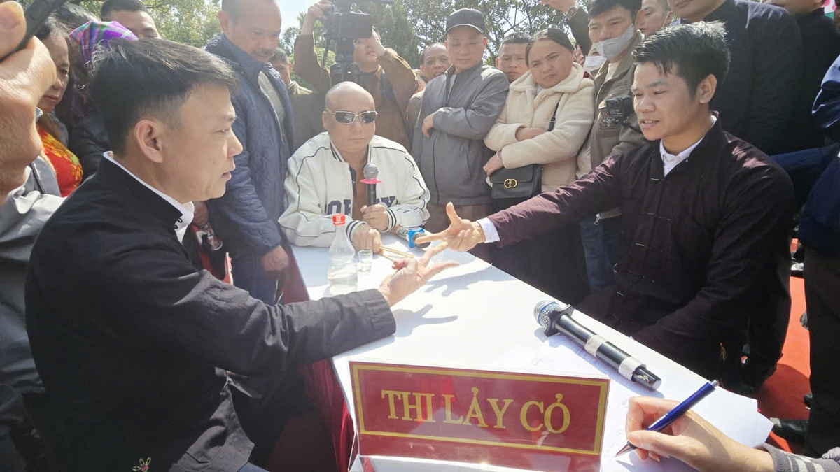 Hàng nghìn người mặc đồ thổ cẩm xuống phố hát tìm bạn tâm tình- Ảnh 6.