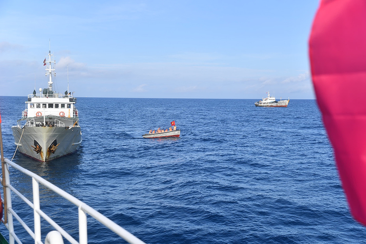 Vùng 2 Hải quân hoàn thành bầu cử sớm trên biển sau 15 ngày vượt sóng- Ảnh 1.