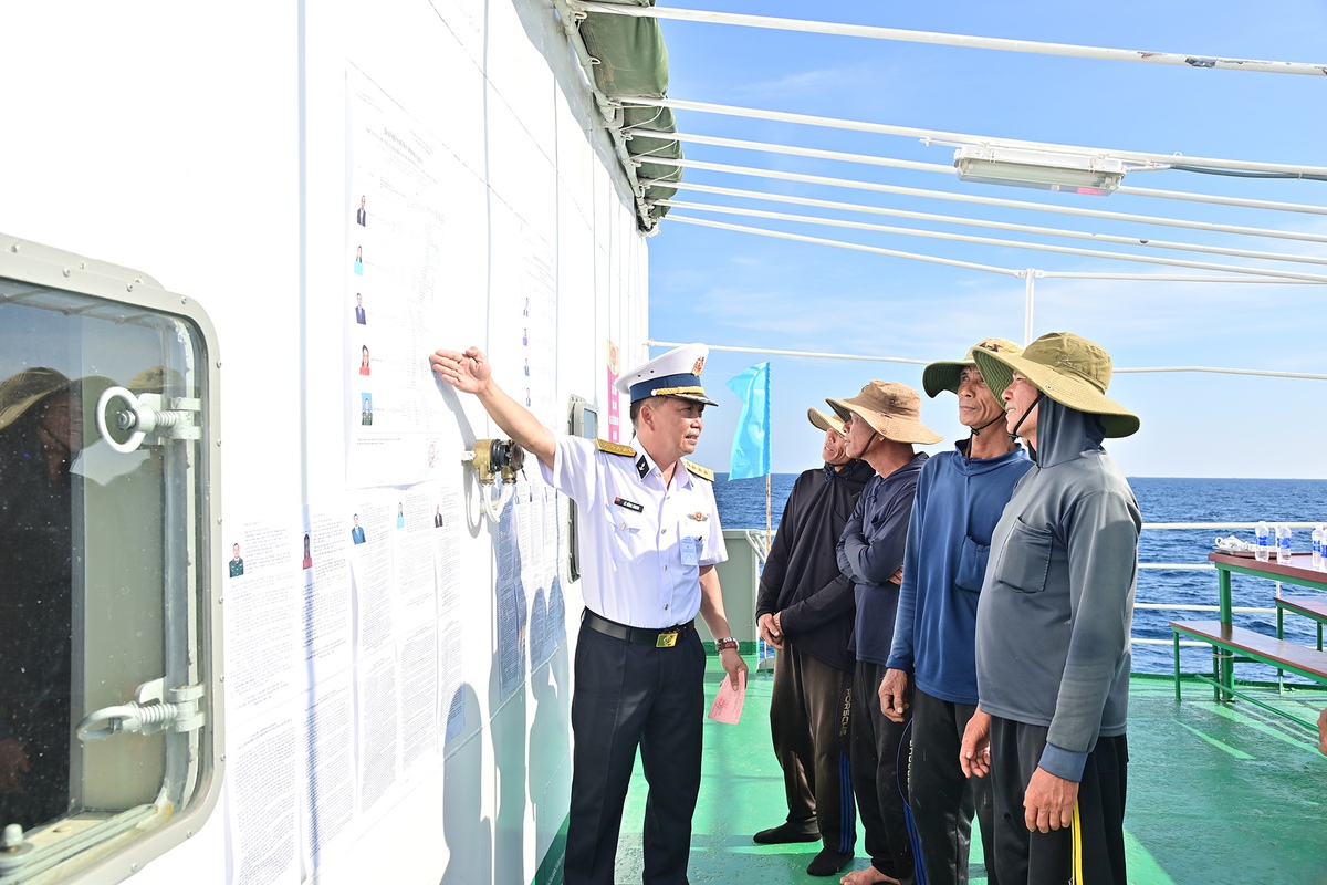 Vùng 2 Hải quân hoàn thành bầu cử sớm trên biển sau 15 ngày vượt sóng- Ảnh 3.