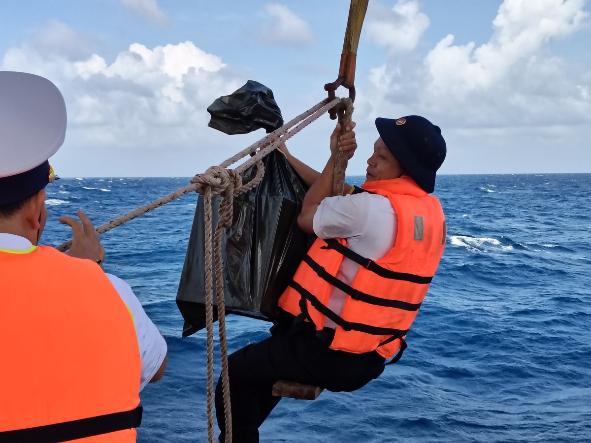 Vùng 2 Hải quân hoàn thành bầu cử sớm trên biển sau 15 ngày vượt sóng- Ảnh 2.