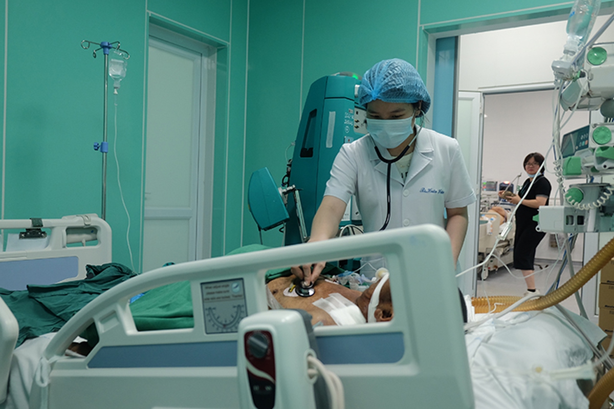 Bác sĩ Nguyễn Thị Huân đang thăm khám cho bệnh nhân Bác sĩ Nguyễn Thị Huân đang thăm khám cho bệnh nhân