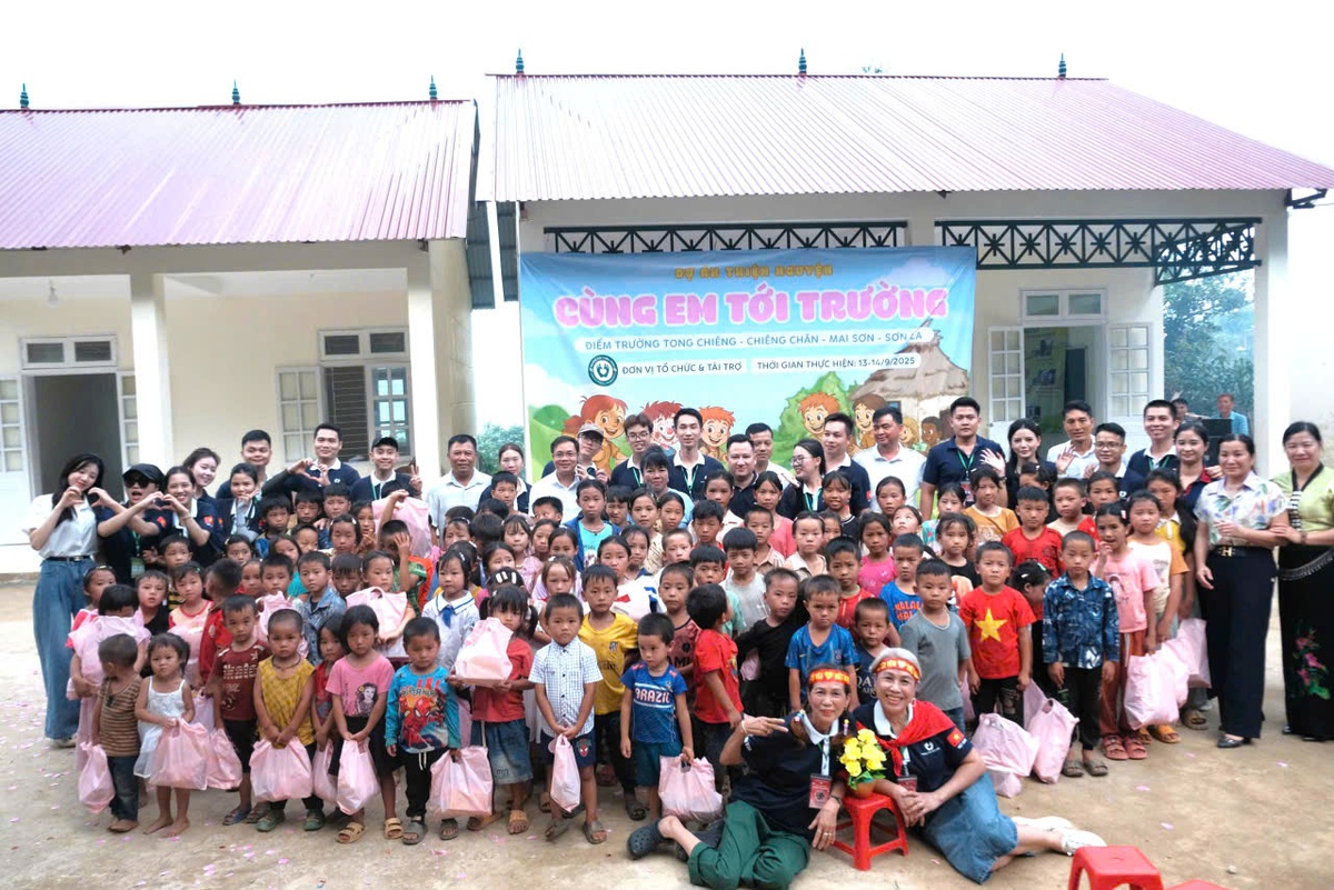 Những trái tim "không tuổi" trên hành trình gieo mầm nhân ái- Ảnh 2. Những trái tim "không tuổi" trên hành trình gieo mầm nhân ái- Ảnh 2.