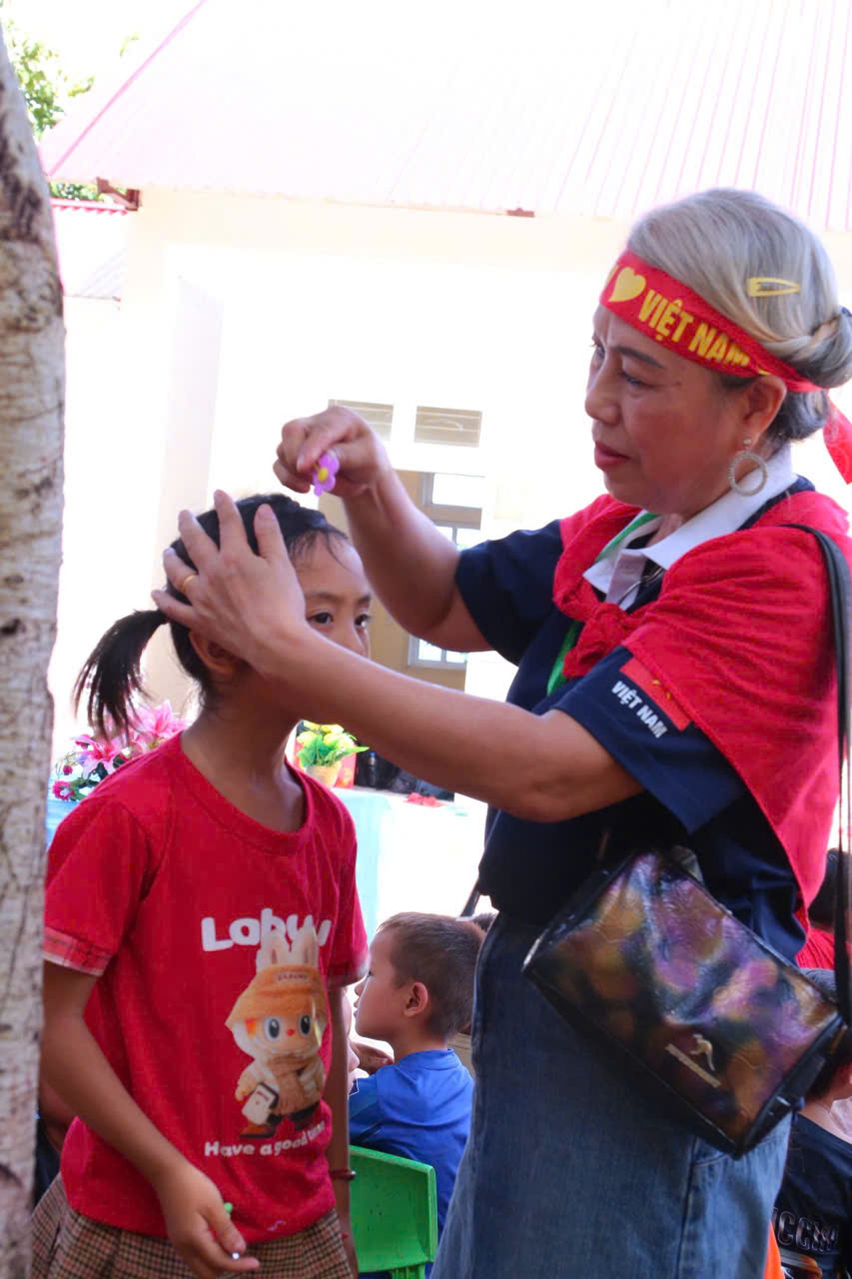 Những trái tim "không tuổi" trên hành trình gieo mầm nhân ái- Ảnh 3. Những trái tim "không tuổi" trên hành trình gieo mầm nhân ái- Ảnh 3.