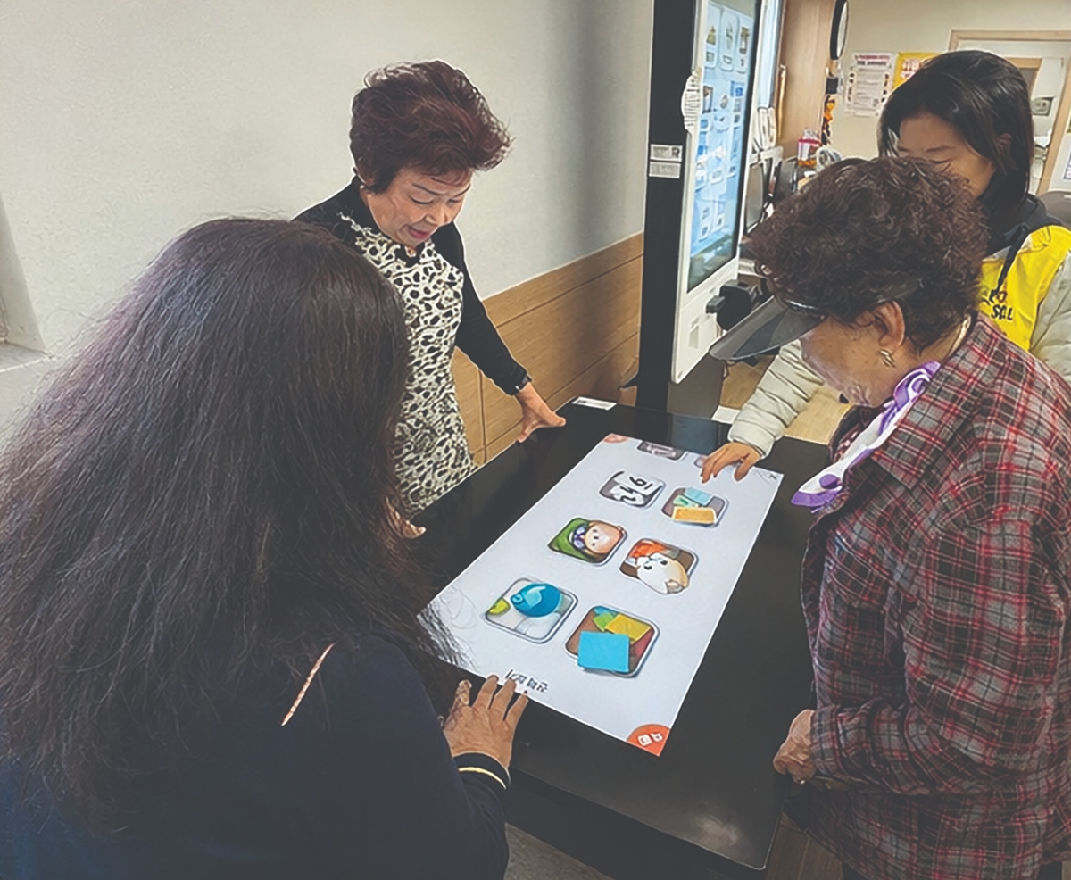 Phụ nữ cao tuổi chơi trò chơi trên thiết bị  máy tính bảng