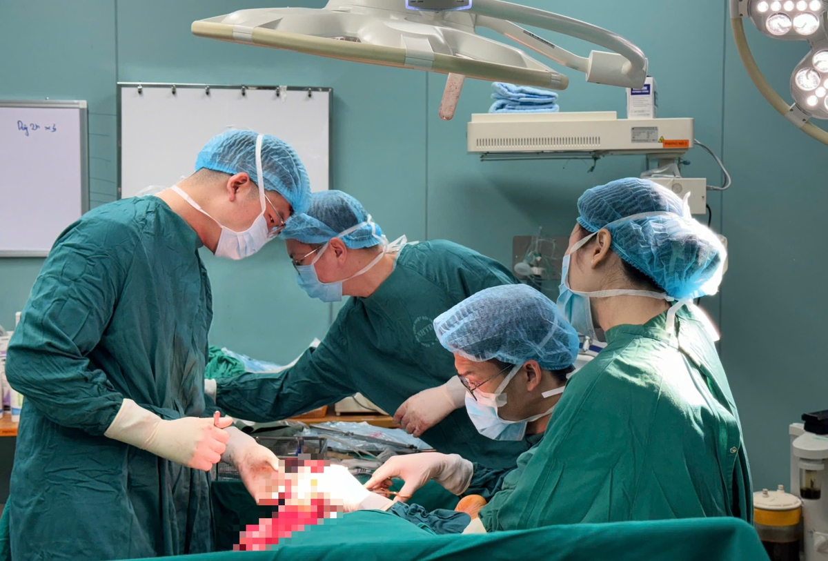 Suýt mất chân vì tự đắp lá chữa bỏng lửa suốt một tháng- Ảnh 2.