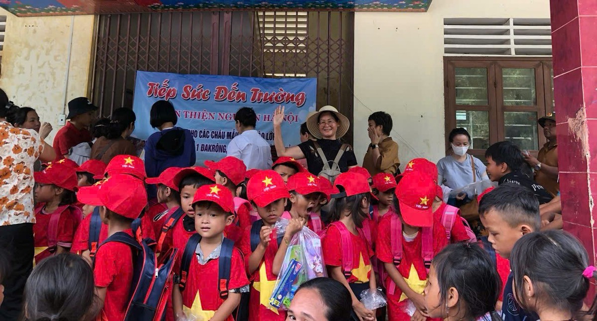 Những trái tim "không tuổi" trên hành trình gieo mầm nhân ái- Ảnh 4. Những trái tim "không tuổi" trên hành trình gieo mầm nhân ái- Ảnh 4.