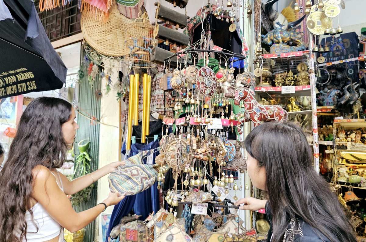 Gần 30 năm thổi hồn cho các sản phẩm thủ công- Ảnh 2.