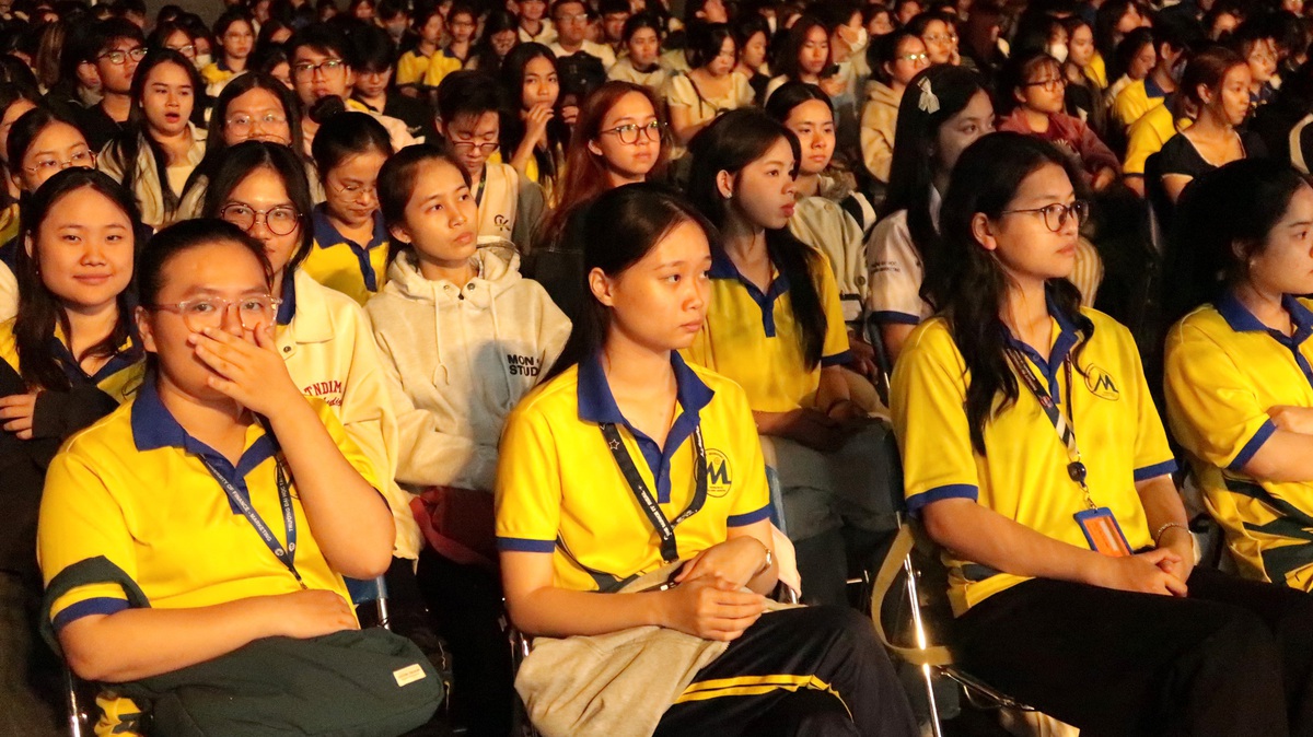 Triển lãm "Hoa và Rác" 2026 gây ấn tượng với giới trẻ TPHCM- Ảnh 1.