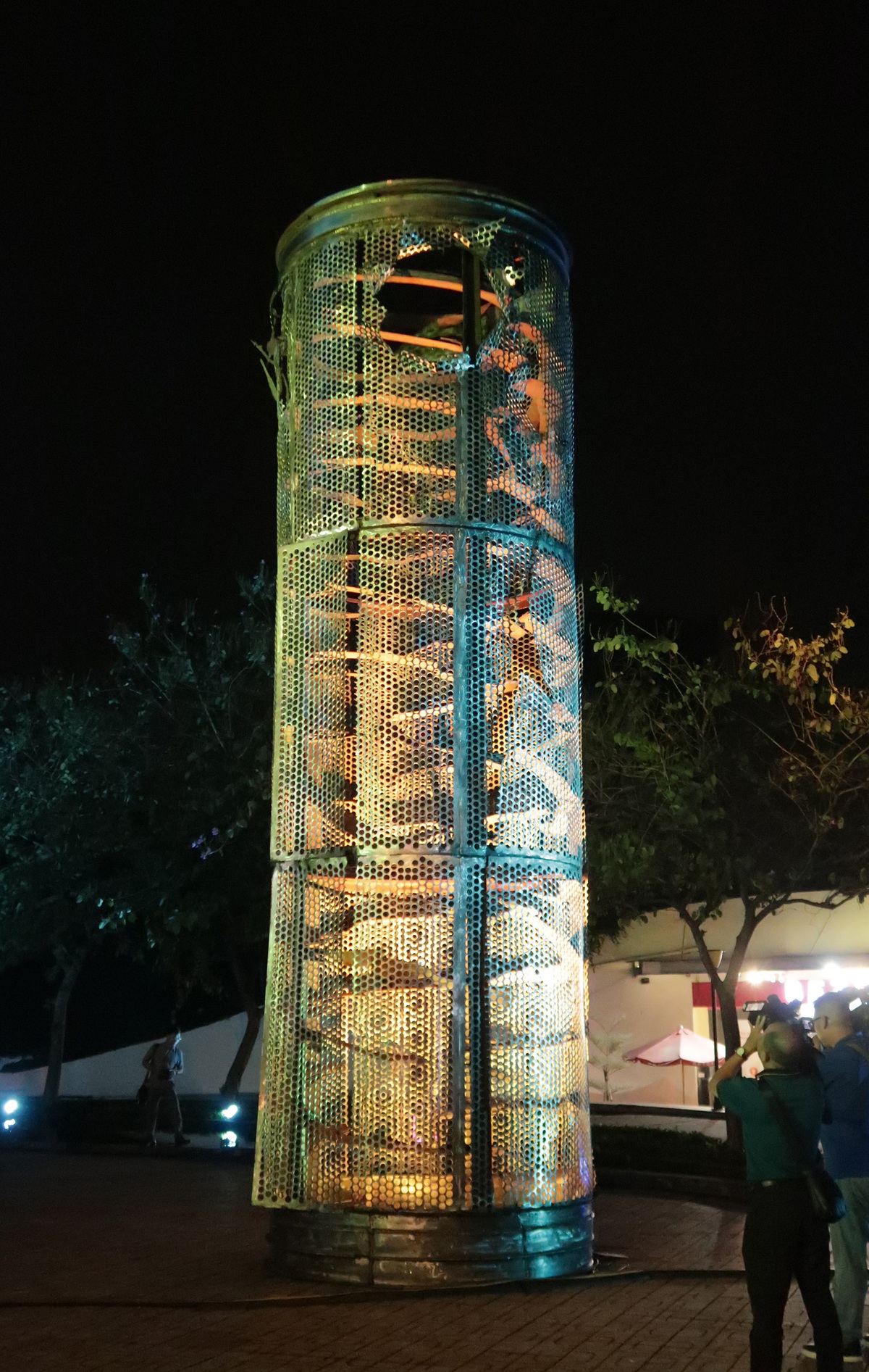 Triển lãm "Hoa và Rác" 2026 gây ấn tượng với giới trẻ TPHCM- Ảnh 6.