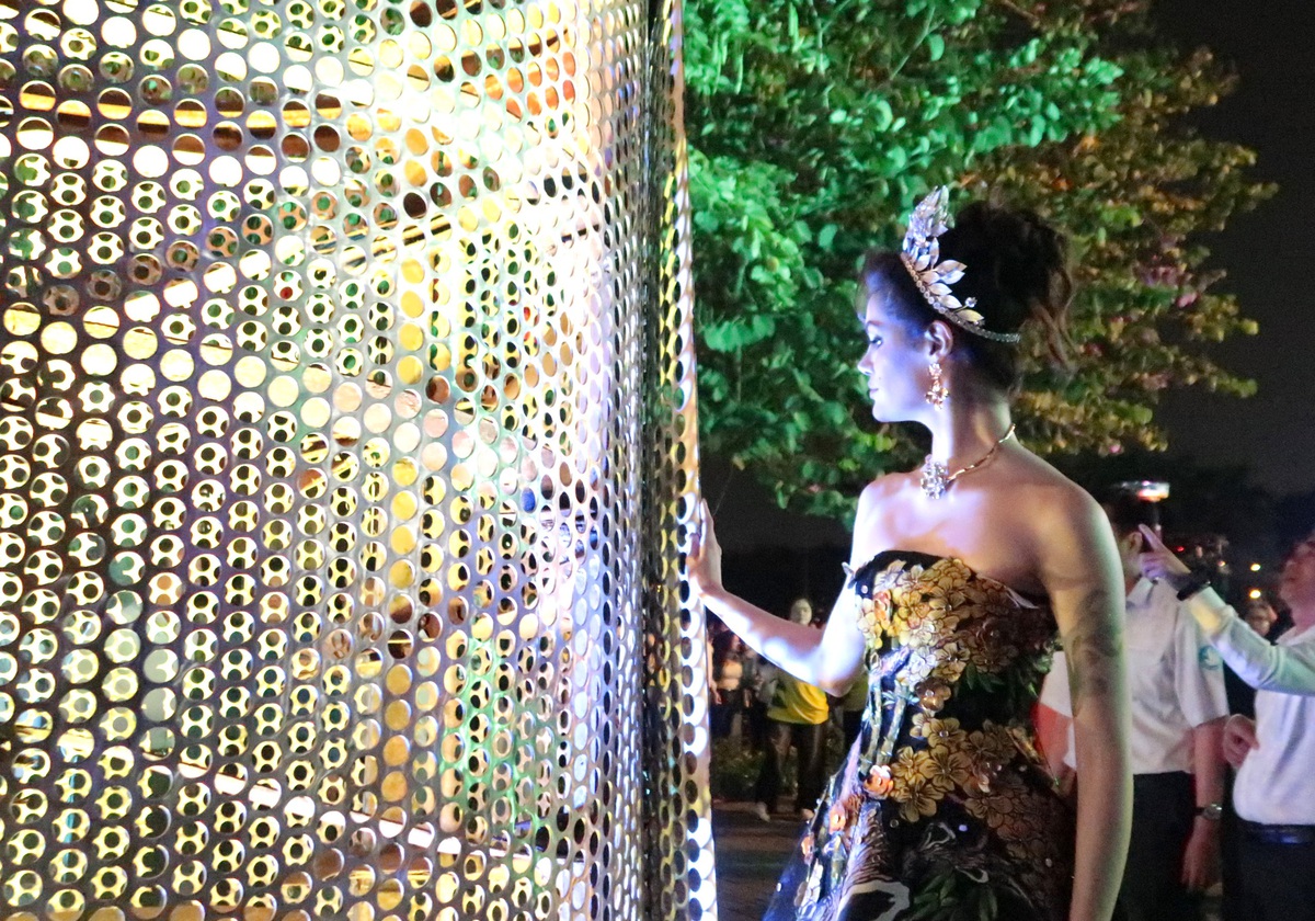 Triển lãm "Hoa và Rác" 2026 gây ấn tượng với giới trẻ TPHCM- Ảnh 3.