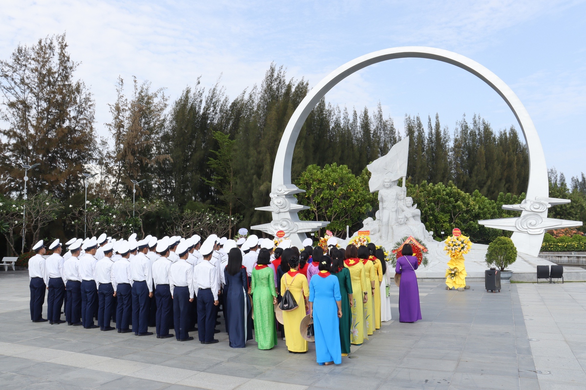 Học viện Hải quân dâng hương tưởng nhớ các Liệt sĩ Gạc Ma- Ảnh 1.