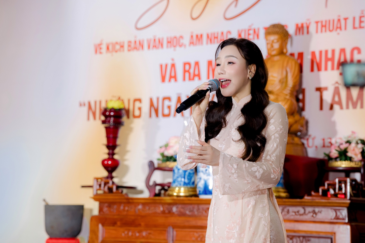 Ca sĩ Hồ Quỳnh Hương thể hiện ca khúc trong album "Những ngày yên - Tịnh tâm cùng Kinh Phật" tại chương trình