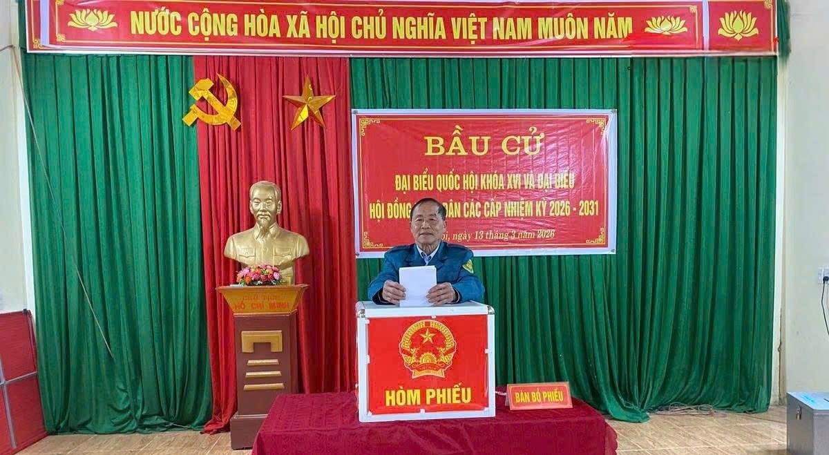 Cử tri nô nức đi bầu cử sớm tại các xã vùng cao Nghệ An- Ảnh 1.