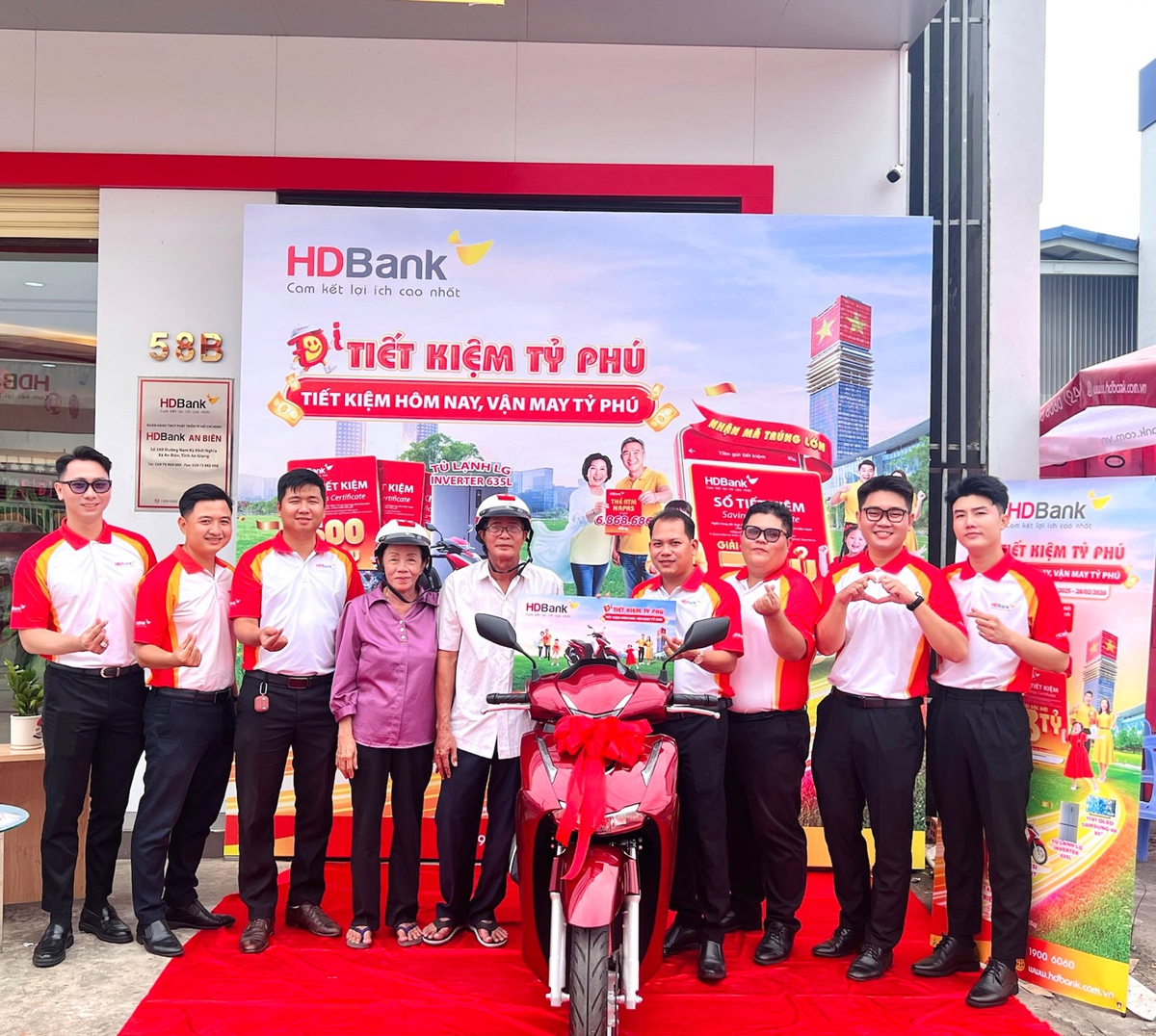 Chủ nhân giải 3 tỷ đồng đã lộ diện, hành trình “Tiết kiệm Tỷ phú” tại HDBank khép lại trong những khoảnh khắc vỡ òa- Ảnh 3.
