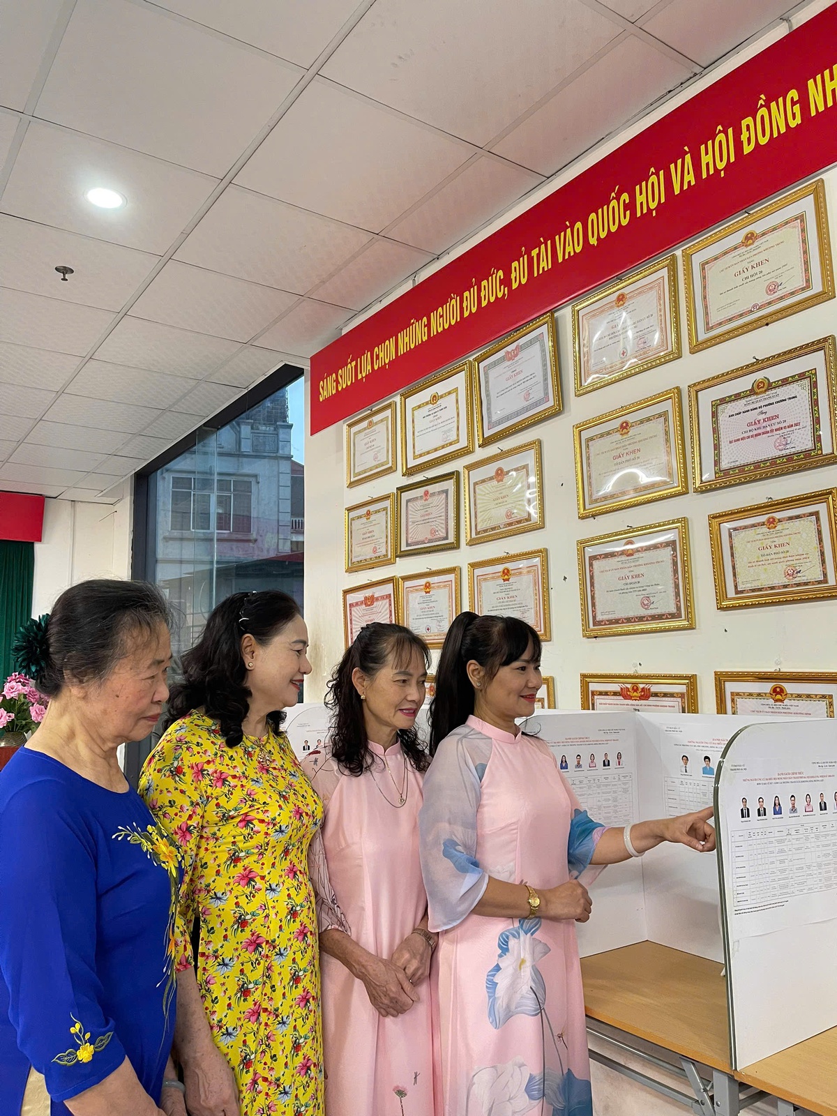 Cả nước rộn ràng bước vào Ngày bầu cử- Ảnh 19. Cả nước rộn ràng bước vào Ngày bầu cử- Ảnh 19.