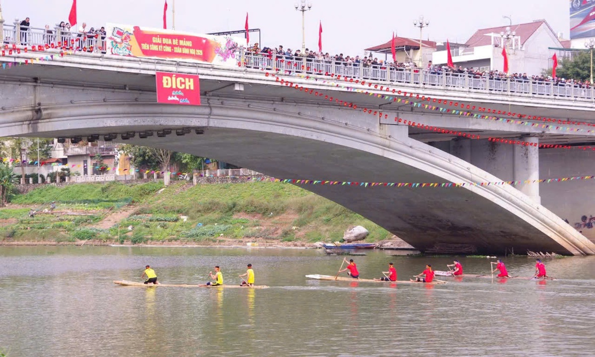 Sôi động hội thi đua bè mảng trên sông Kỳ Cùng- Ảnh 4. Sôi động hội thi đua bè mảng trên sông Kỳ Cùng- Ảnh 4.